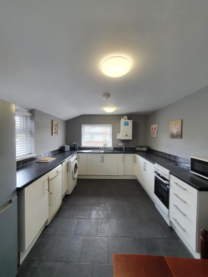 2 Bed House, Contractors & Holiday Guests Welcomed Dowlais Extérieur photo
